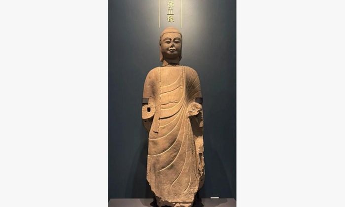 Đầu tượng Phật và phần thân sau khi được ghép hiện trưng bày tại Bảo tàng Phần Dương. Ảnh: Tài khoản WeChat chính thức của Bảo tàng Phần Dương