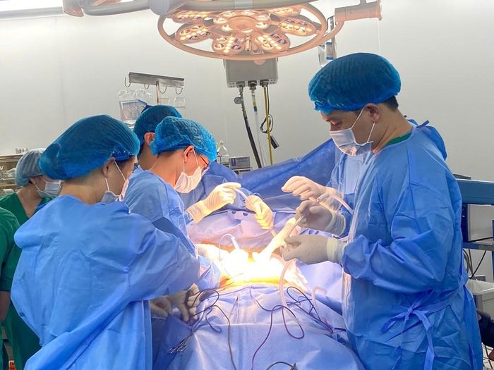 Các y bác sĩ Bệnh viện đa khoa Xanh Pôn thực hiện lấy đa tạng từ người hiến chết não.