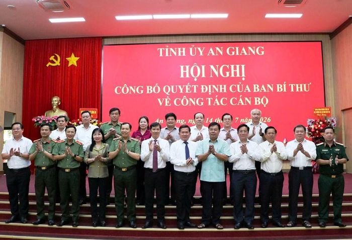 Các đồng chí lãnh đạo Ban Tổ chức Trung ương, Bộ Công an và lãnh đạo tỉnh An Giang chụp ảnh lưu niệm