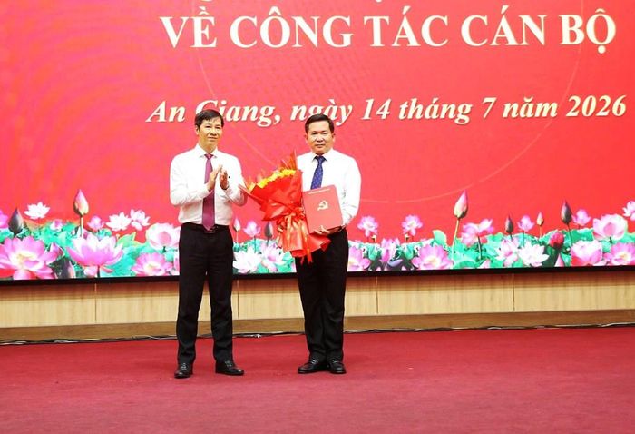 Phó trưởng Ban Tổ chức Trung ương Nguyễn Thành Tâm trao quyết định của Ban Bí thư cho Trung tướng Đinh Văn Nơi