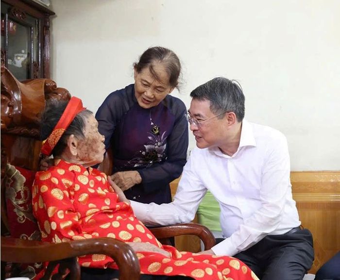 Thủ tướng Chính phủ Lê Minh Hưng và đoàn công tác tới thăm, tặng quà Mẹ Việt Nam Anh hùng Nguyễn Thị Phước