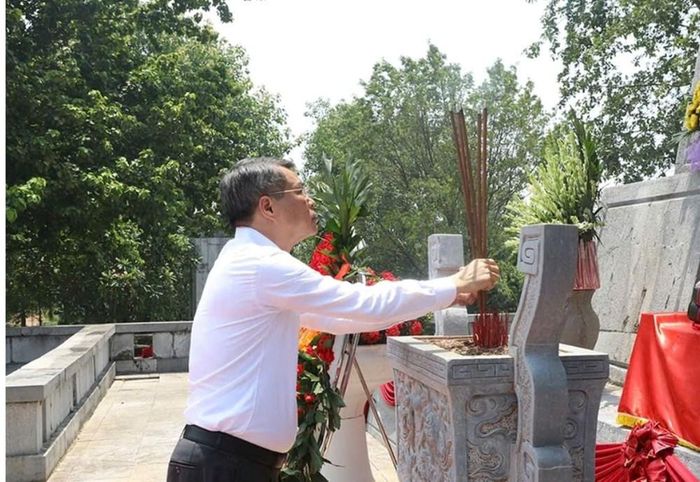 Thủ tướng Lê Minh Hưng dâng hương tưởng niệm các Anh hùng liệt sĩ tỉnh Phú Thọ