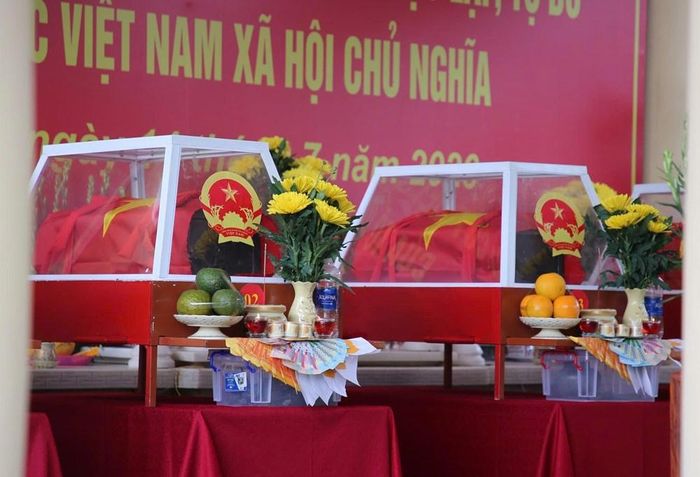"Dù quê hương các đồng chí ở đâu trên dải đất hình chữ S, từ hôm nay, TP. Đà Nẵng xin được đón các đồng chí về yên nghỉ tại Nghĩa trang liệt sĩ Hà Nha - nơi đồng chí, đồng đội và nhân dân sẽ đời đời hương khói, chăm nom với tất cả lòng thành kính và biết ơn", ông Tuấn nói