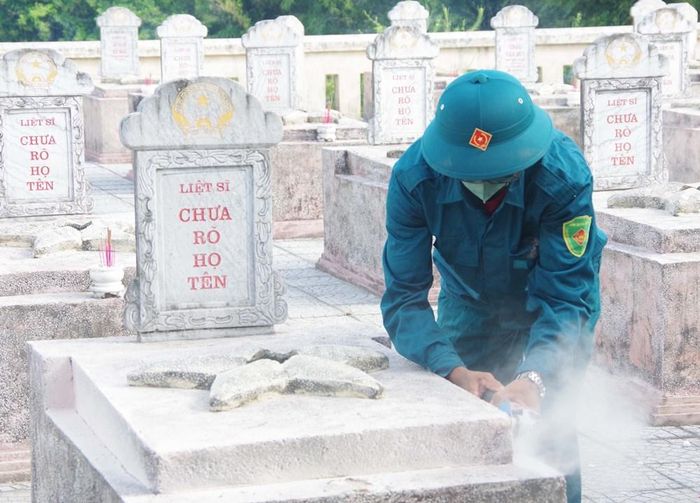 Lực lượng chức năng tiến hành khai quật để lấy mẫu sinh phẩm hài cốt liệt sĩ chưa rõ thông tin tại Nghĩa trang liệt sĩ Hương Phong, phường Hóa Châu, TP. Huế. Ảnh: Q.Đ