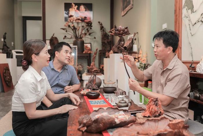 Chính quyền xã Thư Lâm trực tiếp đến từng cơ sở sản xuất để phổ biến về mô hình xã XHCN, lắng nghe và đồng hành cùng người dân trong quá trình xây dựng nếp sống văn minh, bền vững