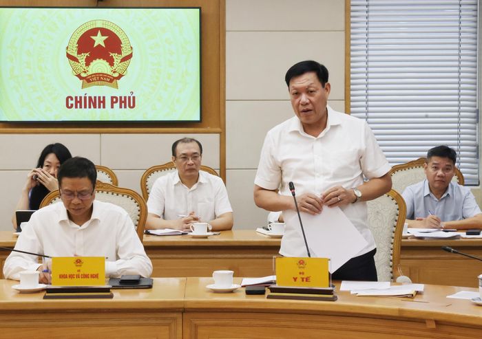 Thứ trưởng Bộ Y tế Đỗ Xuân Tuyên báo cáo công tác 6 tháng đầu năm 2026 của Ban Chỉ đạo liên ngành Trung ương về an toàn thực phẩm. Ảnh: Lâm Khánh - TTXVN