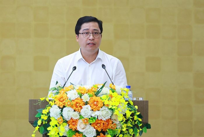 Bí thư Tỉnh ủy Lào Cai Dương Quốc Huy báo cáo tình hình kinh tế - xã hội của tỉnh Lào Cai. Ảnh: Dương Giang – TTXVN