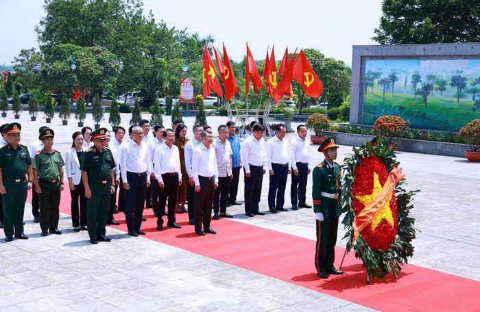 Thủ tướng Lê Minh Hưng và thành viên đoàn công tác tưởng niệm các Anh hùng Liệt sĩ tỉnh Phú Thọ. Ảnh: Dương Giang - TTXVN