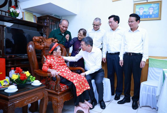 Thủ tướng Lê Minh Hưng thăm Mẹ Việt Nam Anh hùng Nguyễn Thị Phước, sinh năm 1916, tại phường Vân Phú, tỉnh Phú Thọ. Ảnh: Dương Giang - TTXVN