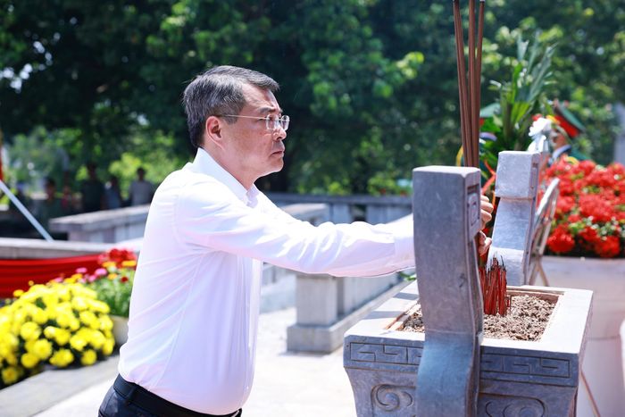 Thủ tướng Lê Minh Hưng dâng hương tưởng niệm các Anh hùng Liệt sĩ tỉnh Phú Thọ. Ảnh: Dương Giang - TTXVN