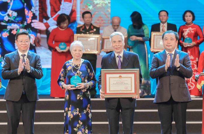 Ủy viên Bộ Chính trị, Bí thư Thành ủy Hà Nội, Trưởng ban Chỉ đạo về phát triển văn hóa Thủ đô Hà Nội Trần Đức Thắng và Ủy viên Trung ương Đảng, Phó trưởng Ban Tuyên giáo và Dân vận Trung ương Trần Thanh Lâm trao bằng khen cho các gia đình văn hóa tiêu biểu Thủ đô năm 2026. Ảnh: Phan Phương – TTXVN