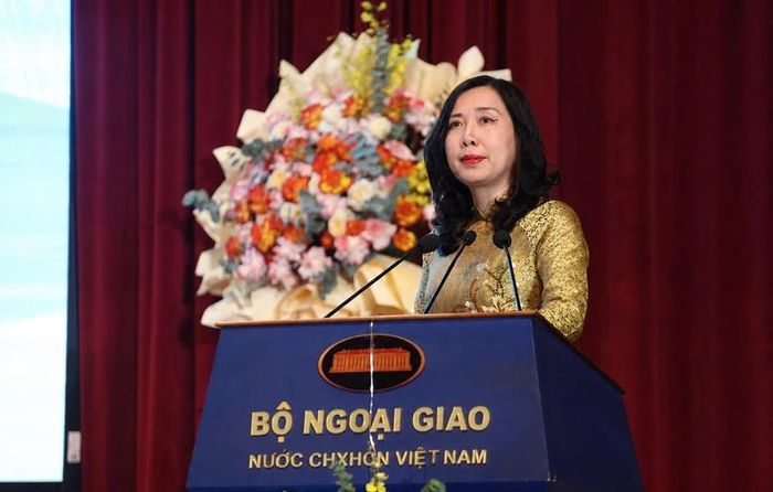 Thứ trưởng Bộ Ngoại giao Lê Thị Thu Hằng mong muốn dù ở đâu, các em cũng luôn tự hào mình là người Việt Nam