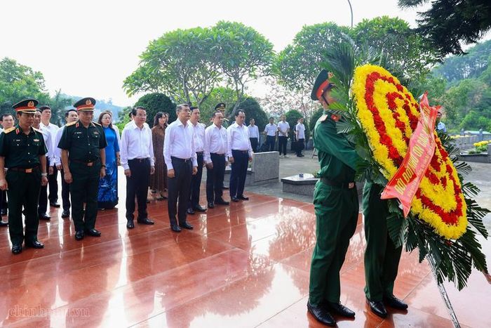 Thủ tướng Chính phủ và các đại biểu tới dâng hương, dâng hoa tại Nghĩa trang Liệt sĩ Trung tâm tỉnh Lào Cai - Ảnh: VGP/Nhật Bắc