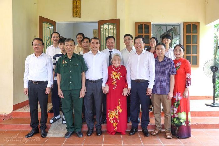 Thủ tướng Lê Minh Hưng chụp ảnh lưu niệm cùng gia đình bà Trần Thị Vinh - Ảnh: VGP/Nhật Bắc