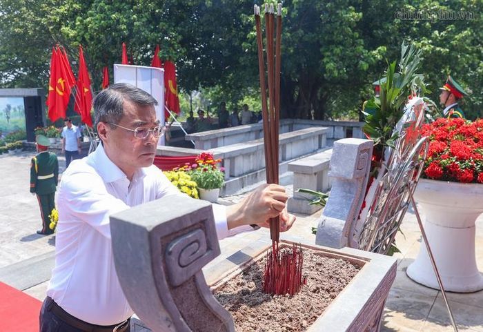 Thủ tướng Chính phủ dâng hương tại Đài tưởng niệm Anh hùng Liệt sĩ tỉnh Phú Thọ - Ảnh: VGP/Nhật Bắc