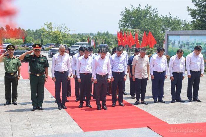Thủ tướng Chính phủ và các đại biểu bày tỏ lòng biết ơn sâu sắc và đời đời ghi nhớ công lao to lớn của các Anh hùng liệt sĩ - Ảnh: VGP/Nhật Bắc