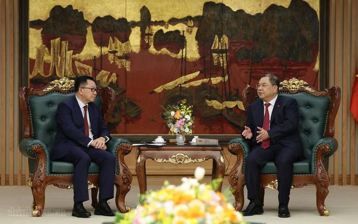 Phó Thủ tướng Thường trực đề nghị hai bên thúc đẩy phát triển chuỗi giá trị chế biến, gia tăng giá trị khoáng sản tại Lào, thúc đẩy thương mại nông sản và tạo điều kiện thuận lợi phù hợp với nhu cầu, điều kiện phát triển để nhân dân hai nước cùng hưởng lợi từ quá trình hợp tác - Ảnh: VGP/PN