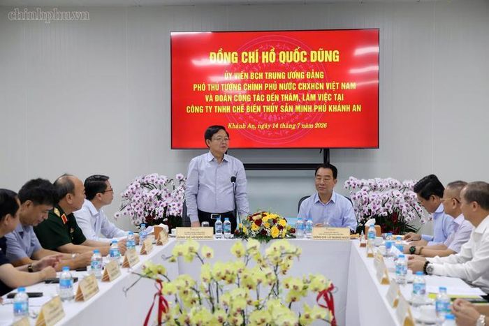Phó Thủ tướng Hồ Quốc Dũng làm việc với Công ty TNHH chế biến Thủy sản Minh Phú Khánh An - Ảnh: VGP/Gia Huy