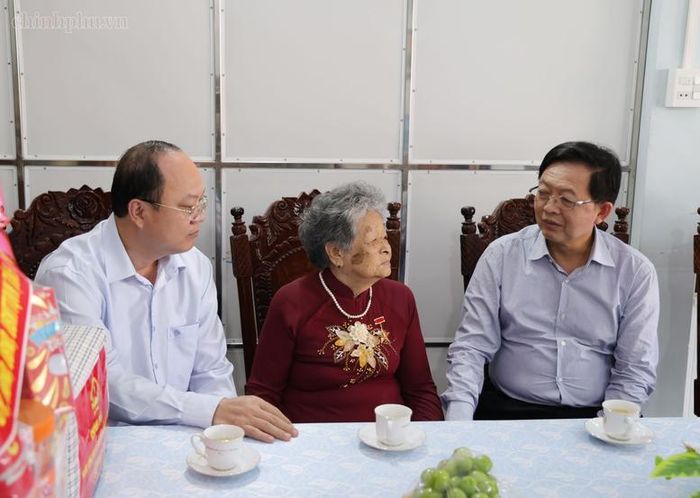 Phó Thủ tướng Hồ Quốc Dũng đến thăm, chúc sức khỏe Mẹ Việt Nam anh hùng Nguyễn Kim Mai, tỉnh Cà Mau - Ảnh: VGP/Gia Huy