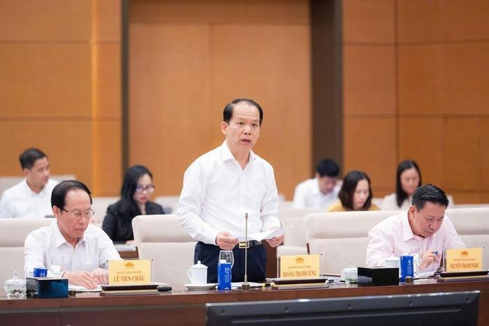 Bộ trưởng Bộ Tư pháp Hoàng Thanh Tùng trình bày Tờ trình về dự án luật tại phiên họp
