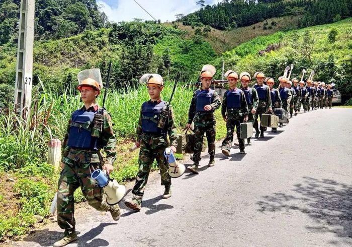 Đội rà phá bom mìn thuộc Sư đoàn 316 hành quân đi rà phá bom mìn, vật nổ tại các thôn biên giới xã Bạch Đích, tỉnh Tuyên Quang.