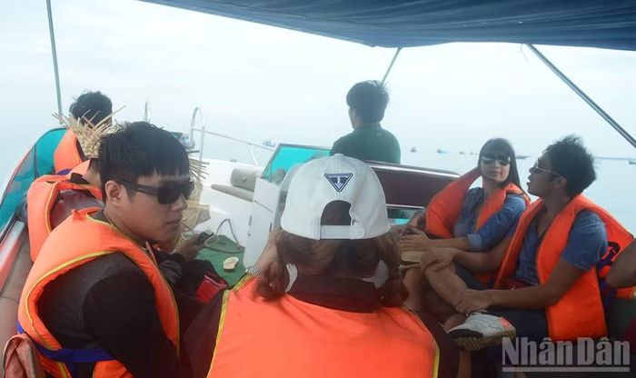 Các phương tiện phải trang bị đầy đủ áo phao, dụng cụ nổi cá nhân, thiết bị cứu sinh, cứu hỏa và yêu cầu hành khách sử dụng theo quy định.