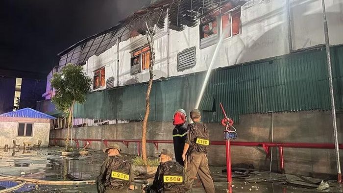 Cảnh sát cơ động cùng tham gia chữa cháy.