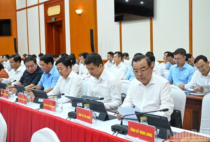Lãnh đạo các Tỉnh ủy, Thành ủy và các đại biểu dự hội nghị. (Ảnh: DUY LINH)