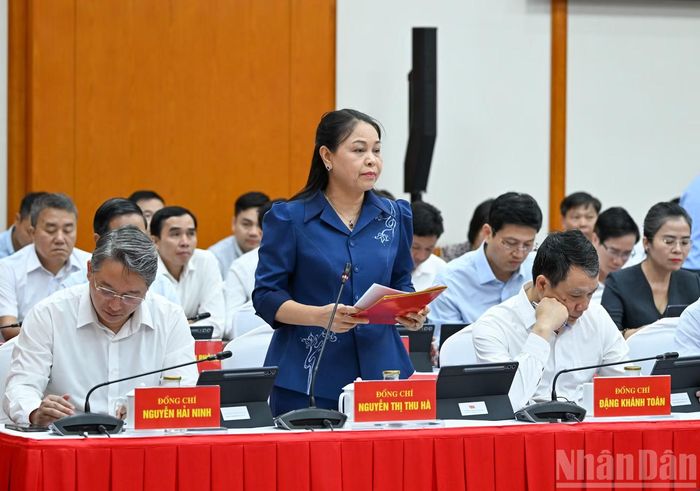 Phó Chánh Văn phòng Thường trực Văn phòng Trung ương Đảng Nguyễn Thị Thu Hà trình bày báo cáo tại hội nghị. (Ảnh: DUY LINH)