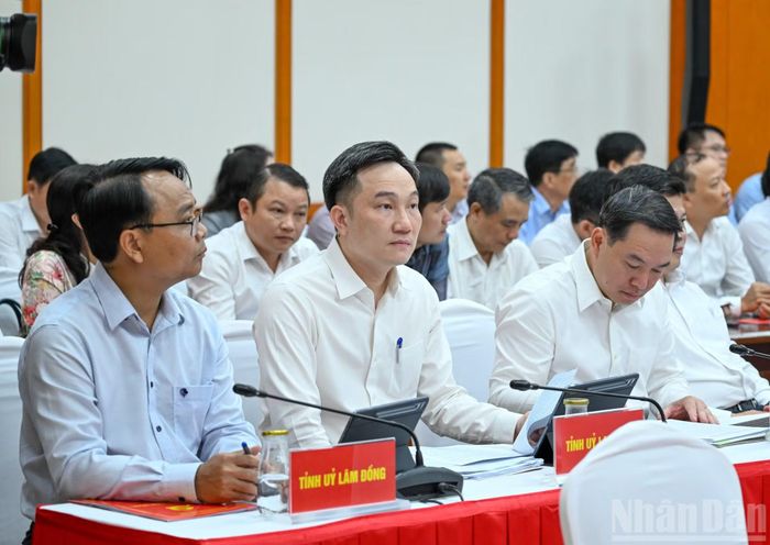 Lãnh đạo các Tỉnh ủy, Thành ủy và các đại biểu dự hội nghị. (Ảnh: DUY LINH)