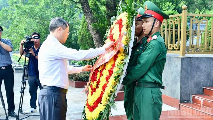  Thủ tướng Chính phủ Lê Minh Hưng chỉnh hoa trước khi vào viếng các Anh hùng liệt sĩ tại Nghĩa trang Liệt sĩ Trung tâm tỉnh Lào Cai. (Ảnh: Thanh Giang) 