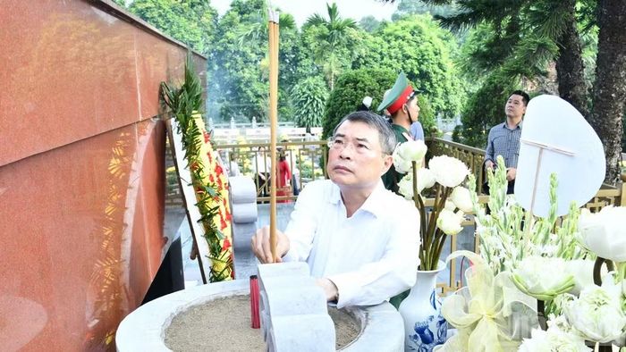  Thủ tướng Chính phủ Lê Minh Hưng dâng hương tưởng niệm các Anh hùng liệt sĩ tại Nghĩa trang Liệt sĩ Trung tâm tỉnh Lào Cai. (Ảnh: Thanh Giang) 