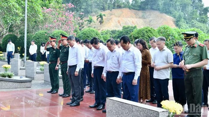  Thủ tướng Chính phủ Lê Minh Hưng cùng Đoàn công tác dành một phút mặc niệm tưởng nhớ các Anh hùng liệt sĩ. (Ảnh: Thanh Giang) 