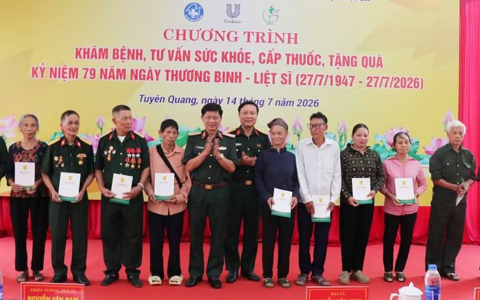 Lãnh đạo Học viện Quân y trao quà cho các cựu chiến binh, gia đình chính sách tại xã Linh Hồ.