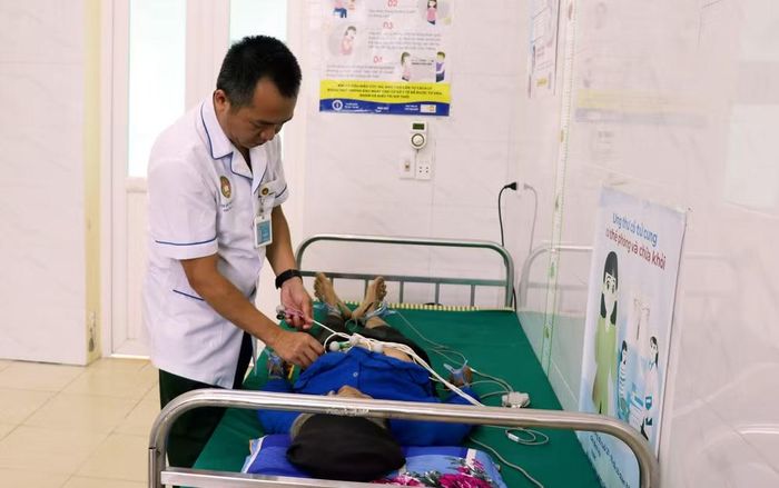 Hơn 40 cán bộ, bác sĩ, dược sĩ, kỹ thuật viên của Học viện Quân y trực tiếp tư vấn sức khỏe, khám bệnh cho nhân dân.