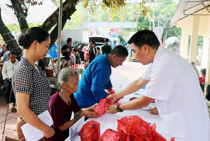 Người dân xã Linh Hồ được cấp phát thuốc miễn phí.