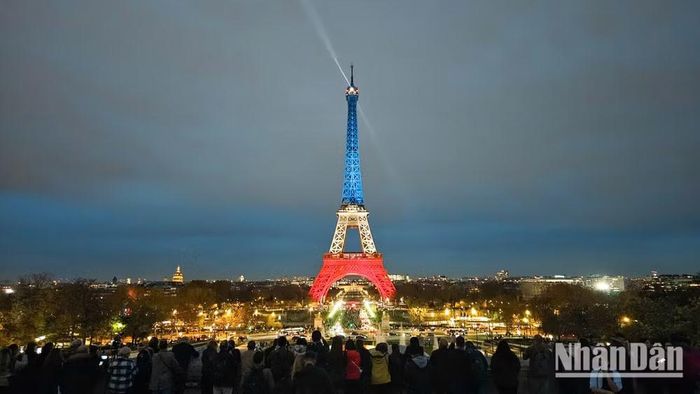 Tháp Eiffel, biểu tượng của nước Pháp, trong màn trình diễn ánh sáng. (Ảnh: MINH DUY)