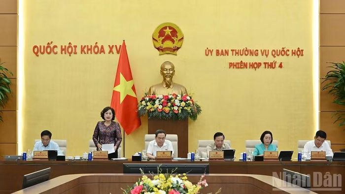 Phó Chủ tịch Quốc hội Nguyễn Thị Hồng điều hành phiên thảo luận sáng 14/7. (Ảnh: THỦY NGUYÊN)