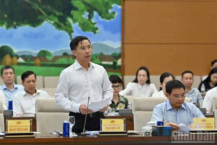 Thống đốc Ngân hàng Nhà nước Phạm Đức Ấn trình bày tờ trình tại Phiên họp. (Ảnh: THỦY NGUYÊN)