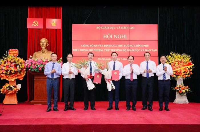 Phó Thủ tướng Lê Tiến Châu, lãnh đạo Bộ Giáo dục và Đào tạo tặng hoa chúc mừng hai tân Thứ trưởng.