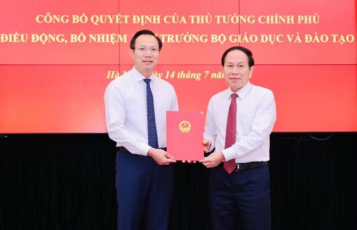 Phó Thủ tướng Lê Tiến Châu trao Quyết định của Thủ tướng Chính phủ cho tân Thứ trưởng Giáo dục và Đào tạo Đoàn Trung Kiên.