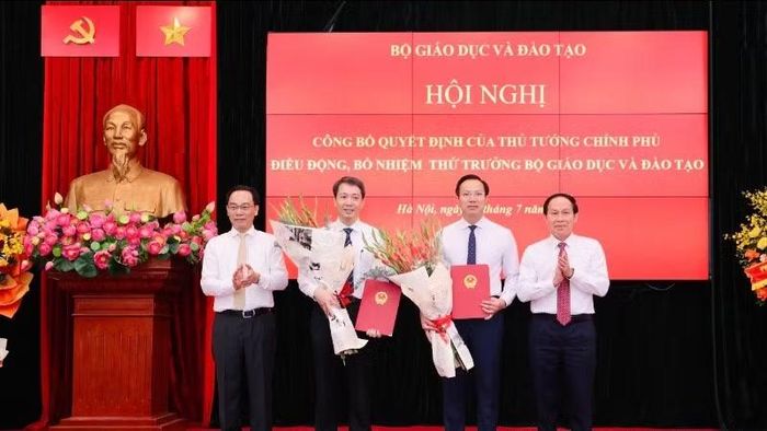 Phó Thủ tướng Lê Tiến Châu và Bộ trưởng Hoàng Minh Sơn chúc mừng hai tân Thứ trưởng Giáo dục và Đào tạo.