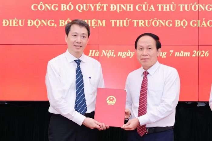 Phó Thủ tướng Lê Tiến Châu trao Quyết định của Thủ tướng Chính phủ cho tân Thứ trưởng Giáo dục và Đào tạo Phạm Quang Hưng.