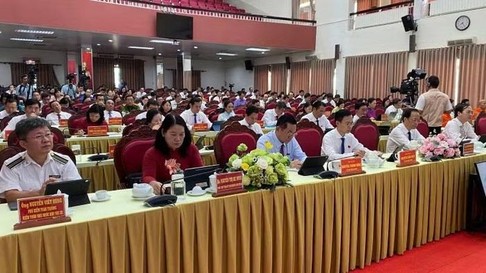 Đại biểu Hội đồng nhân dân tỉnh Vĩnh Long tham dự kỳ họp.