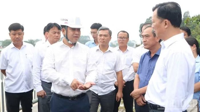 Phó Chủ tịch Ủy ban nhân dân thành phố Đồng Nai Hồ Văn Hà (đội mũ bảo hộ) kiểm tra công tác giải phóng mặt bằng và tiến độ thực hiện dự án đường ven sông Cái.
