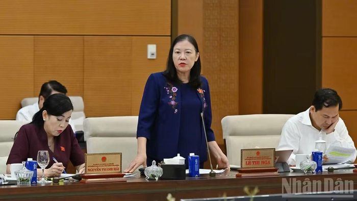 Chủ nhiệm Ủy ban Dân nguyện và Giám sát Lê Thị Nga trình bày báo cáo công tác dân nguyện của Quốc hội tại phiên họp sáng 14/7. (Ảnh: THỦY NGUYÊN)
