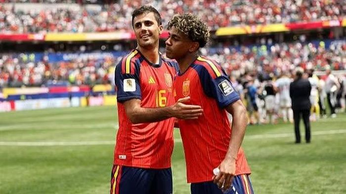 Khoảnh khắc Rodri và Yamal chung vui khi vượt qua Bỉ ở vòng tứ kết. (Ảnh: FIFA)