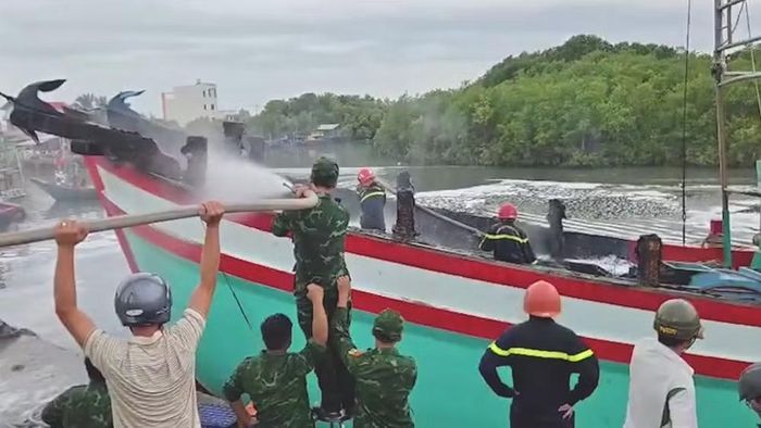 Các lực lượng tham gia dập tắt đám cháy.