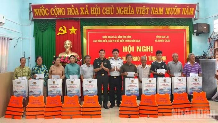 Ban tổ chức trao tặng quà các gia đình chính sách trên xã Nhơn Châu.
