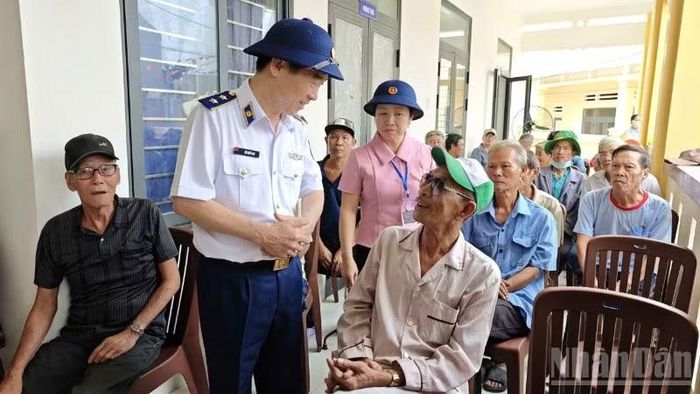 Cảnh sát biển Việt Nam thăm, khám, chữa bệnh cho người dân xã Nhơn Châu.